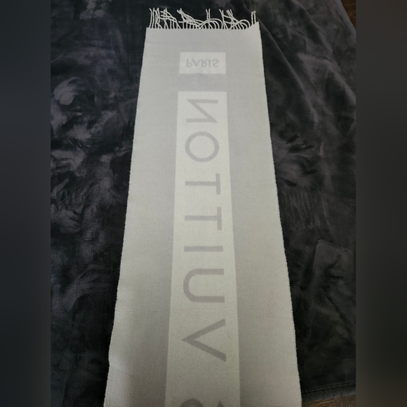 Louis Vuitton Baroda Scarf Cashmere - Picture 5 of 9